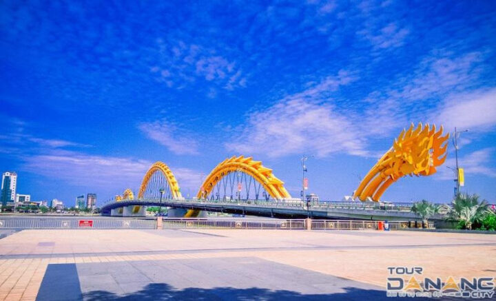 Cầu Rồng Đà Nẵng, điểm check-in trên hành trình thuê xe ô tô đi Núi Thần Tài