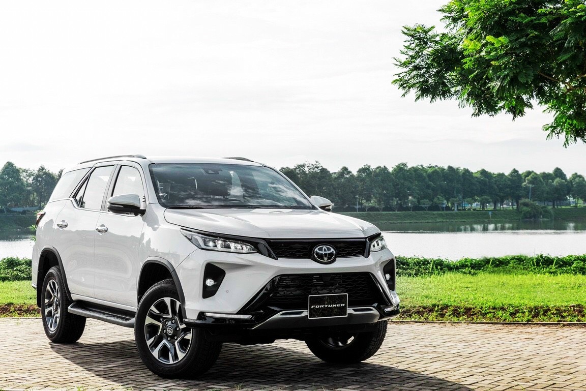 Mẫu xe Toyota Fortuner 2.8AT 4x4 trang bị hệ dẫn động 2 cầu bán thời gian tiện lợi