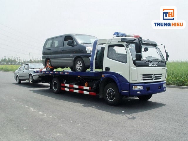 Xe cứu hộ đang kéo một chiếc ô tô gặp sự cố, dịch vụ cứu hộ và sửa xe ô tô Đông Anh khẩn cấp