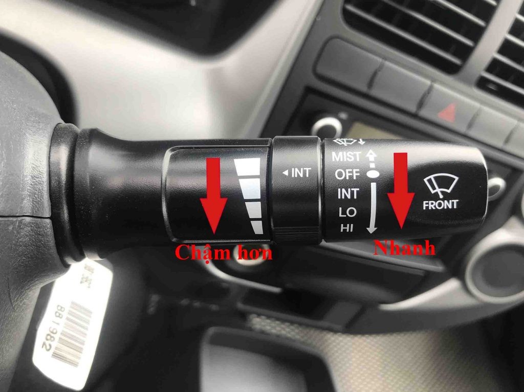 Cần gạt nước và điều khiển rửa kính trên xe ô tô tải