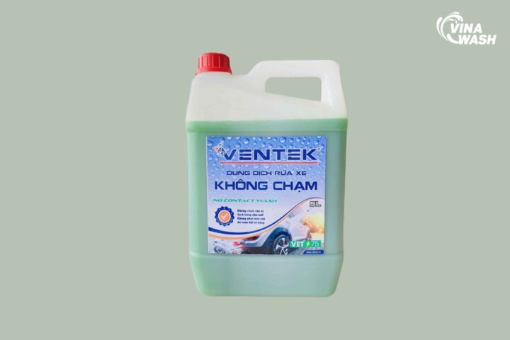 Nước rửa xe ô tô không chạm với lực phun mạnh giúp loại bỏ bụi bẩn