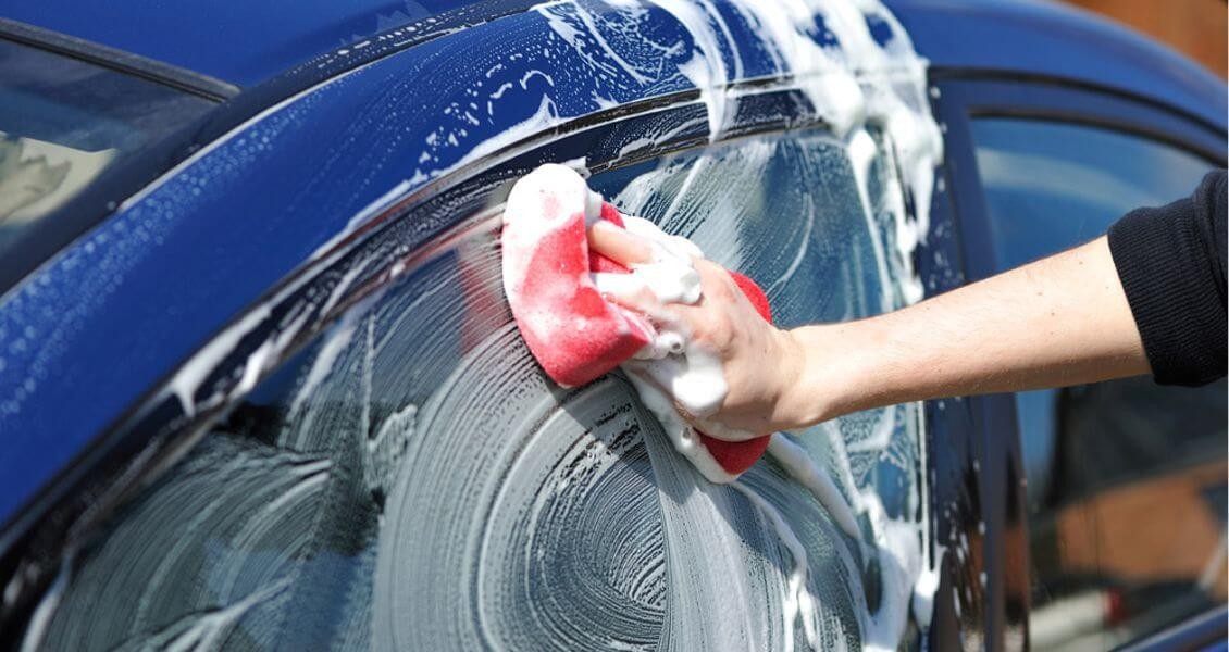 Rửa sạch thân xe là bước quan trọng trong quy trình chăm sóc ngoại thất xe ô tô