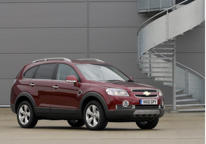 Cận cảnh phía trước xe Chevrolet Captiva 2010 phiên bản LT, nổi bật lưới tản nhiệt kép.