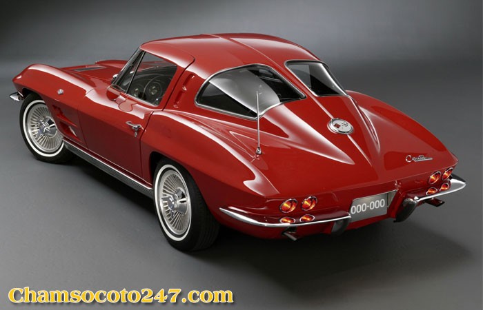 Mặt bên của Chevrolet Corvette C2 màu đỏ, thể hiện đường nét khí động học mạnh mẽ.