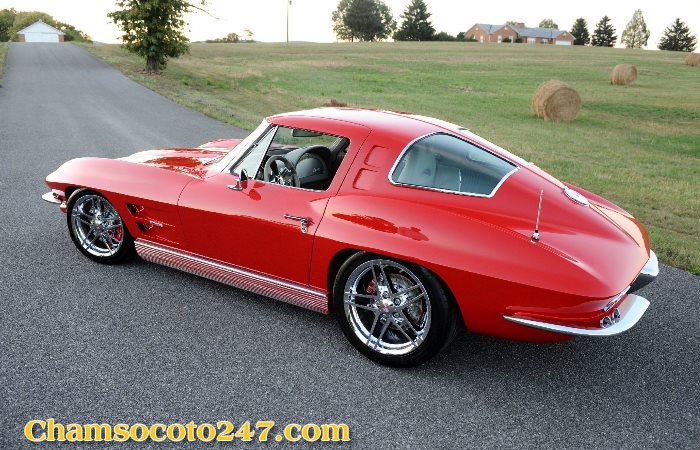 Ngoại hình sang trọng và thể thao của Chevrolet Corvette C2, một chiếc xe cổ đáng mơ ước.