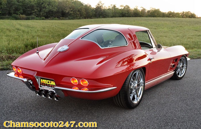 Chevrolet Corvette C2 đang di chuyển, phô diễn vẻ đẹp tốc độ của dòng xe ô tô cổ này.