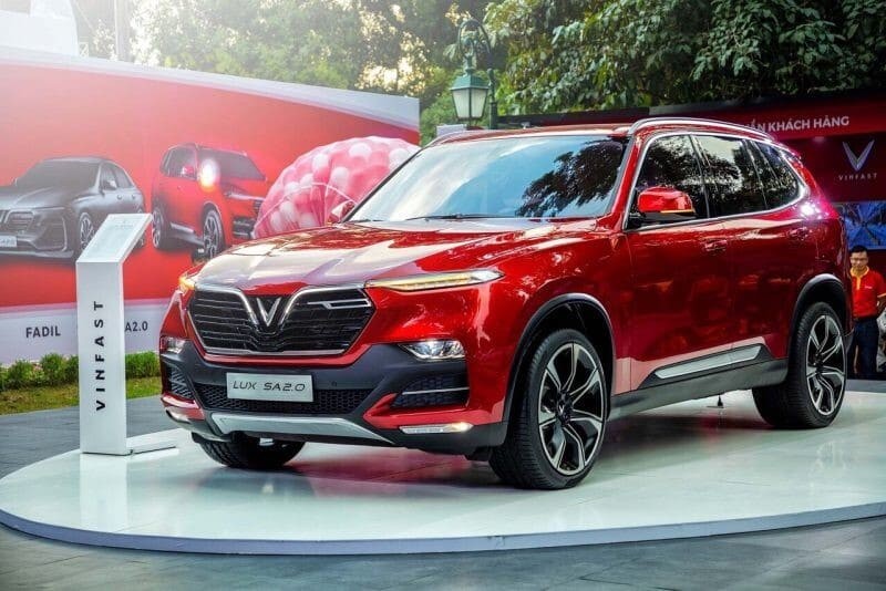 VinFast Lux SA2.0, SUV 7 chỗ màu đỏ sang trọng và mạnh mẽ