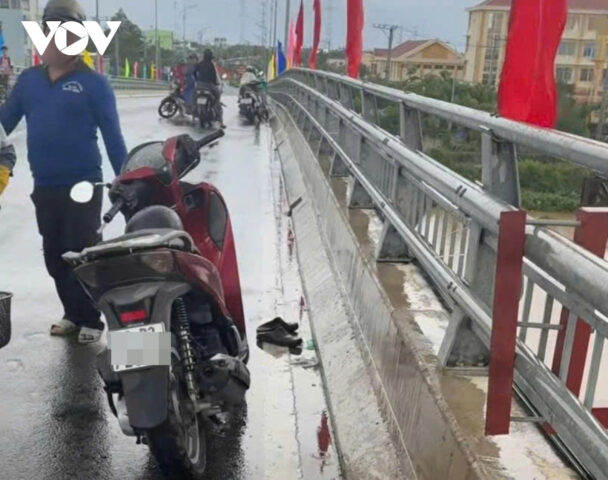 Chiếc mô tô bị bỏ lại trên cầu, dấu hiệu của vụ nhảy cầu để lại xe ô tô, xe máy bị bỏ lại trước hành vi tự tử
