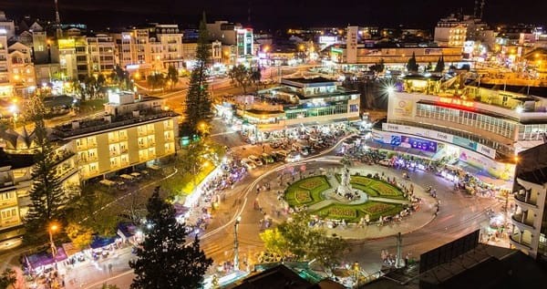 Chợ đêm Đà Lạt sầm uất với ẩm thực địa phương, thuận tiện di chuyển bằng xe ô tô thuê