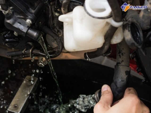Kiểm tra vị trí bình chứa nước làm mát xe ô tô trong khoang động cơ