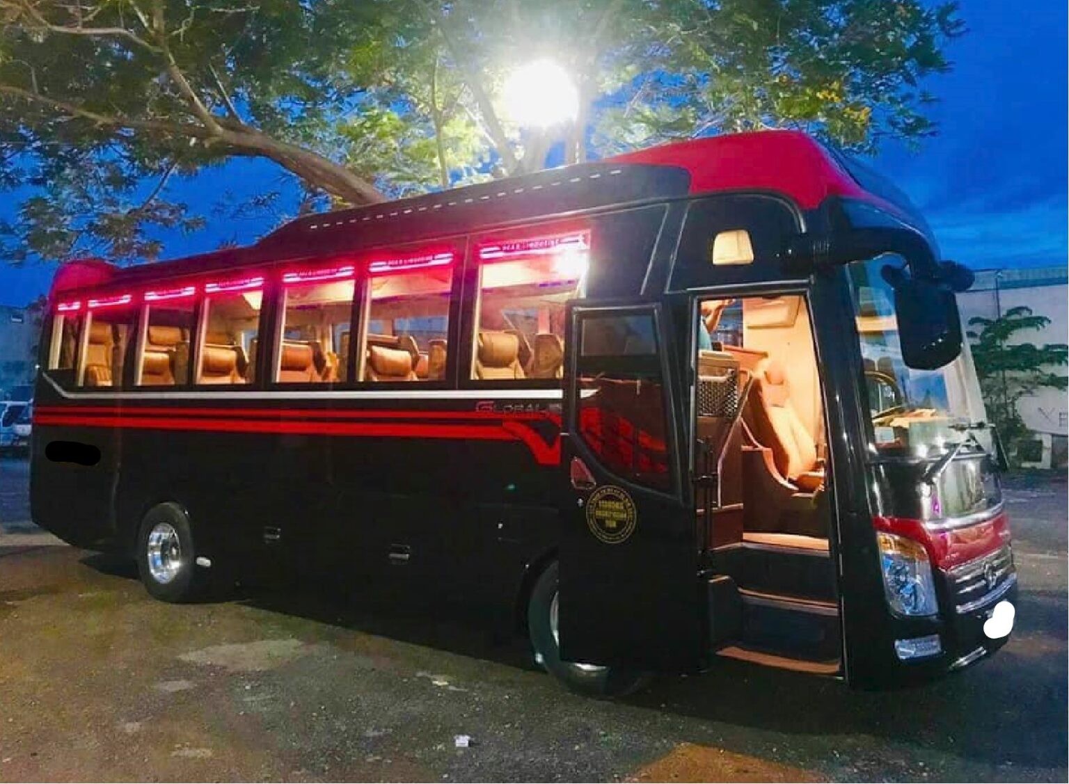 Dàn xe DCar Limousine 19 chỗ hiện đại, phù hợp cho nhu cầu cho thuê xe ô tô dài hạn có tài xế cho doanh nghiệp.