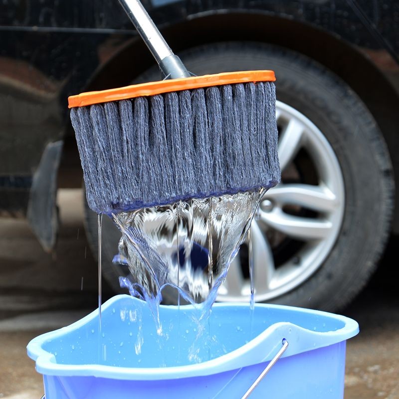 Rửa sạch trần xe ô tô dễ dàng bằng chổi rửa xe cán dài