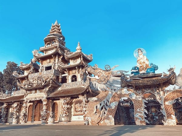 Chùa Linh Phước Đà Lạt với kiến trúc độc đáo, điểm đến tâm linh khi thuê xe ô tô