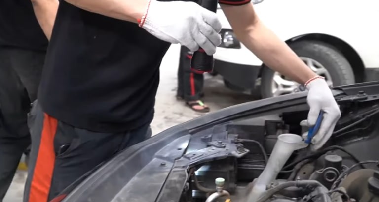 Nên bảo dưỡng tại gara ngoài nếu bạn đang muốn tiết kiệm chi phí