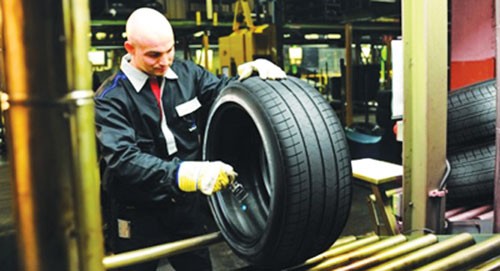 Máy móc hiện đại trong quy trình gia công lốp xe ô tô, đảm bảo độ chính xác khi cân đong nguyên liệu