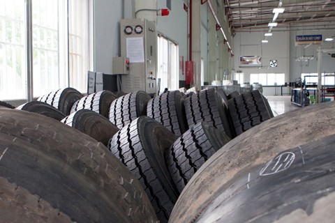 Chi tiết máy đùn ép trong công nghệ quy trình gia công lốp xe ô tô, tạo hình các bộ phận