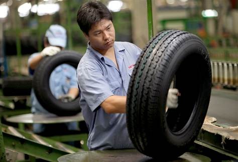Kỹ thuật viên kiểm tra quá trình ráp vỏ xe trong công nghệ quy trình gia công lốp xe ô tô