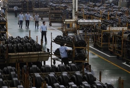 Lốp xe ô tô sau quá trình lưu hóa, sẵn sàng cho kiểm tra chất lượng trong quy trình gia công