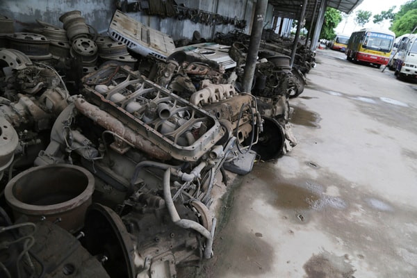 Công nhân đang tháo dỡ các bộ phận của xe ô tô tỷ phú cũ để phân loại tái chế