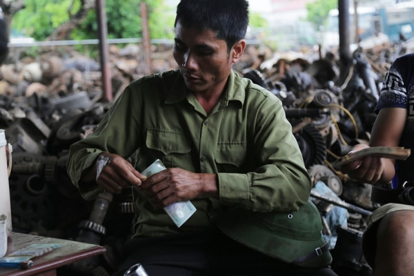 Thành quả của nghề "mổ xe": Những ngôi nhà khang trang và xe ô tô tỷ phú của người dân Thôn Thuyền