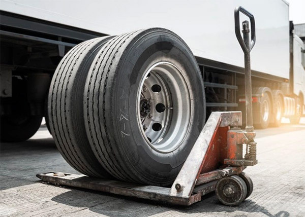 Máy ra vào lốp chuyên dụng hỗ trợ quá trình thay lốp xe ô tô an toàn