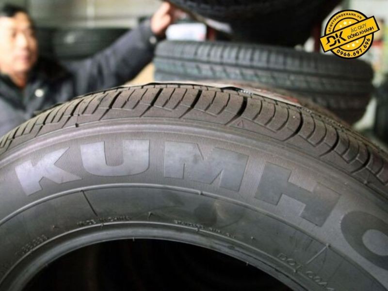Hình ảnh minh họa các ưu điểm nổi bật của lốp xe ô tô Kumho, như độ bền và hiệu suất cao
