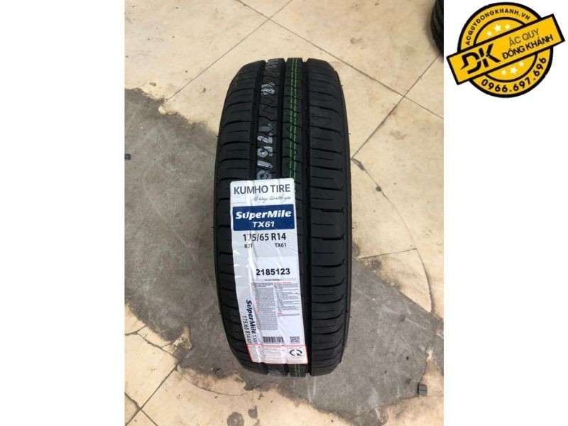 Hình ảnh chi tiết lốp Kumho 175/65R14 đang được kiểm tra, cho thấy sự chú trọng đến từng chi tiết