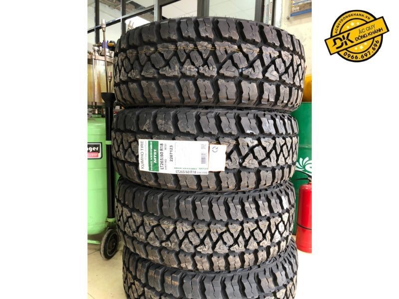 Toàn cảnh lốp xe ô tô Kumho với các mẫu gai đa dạng, thể hiện sự cải tiến công nghệ liên tục