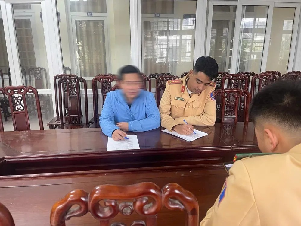 Cảnh sát giao thông làm việc với chủ xe ô tô vi phạm sửa biển số