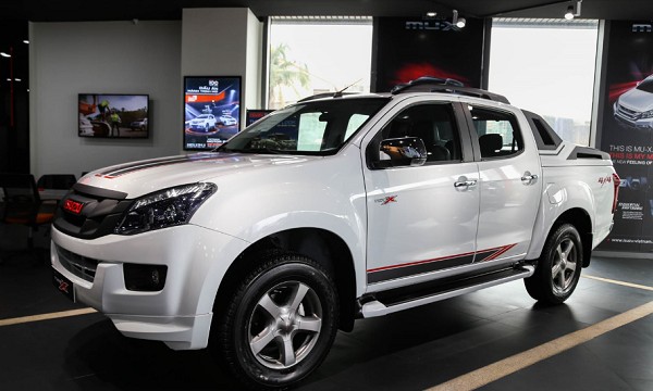 Khách hàng trải nghiệm và đánh giá giá trị thực dụng của xe ô tô tại đại lý.