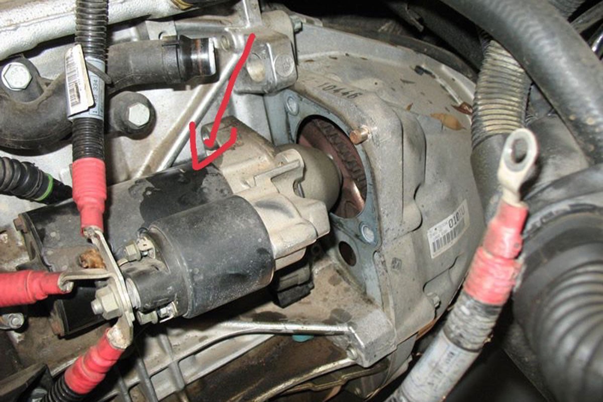 Cận cảnh bộ đề (motor khởi động) của xe ô tô gặp sự cố