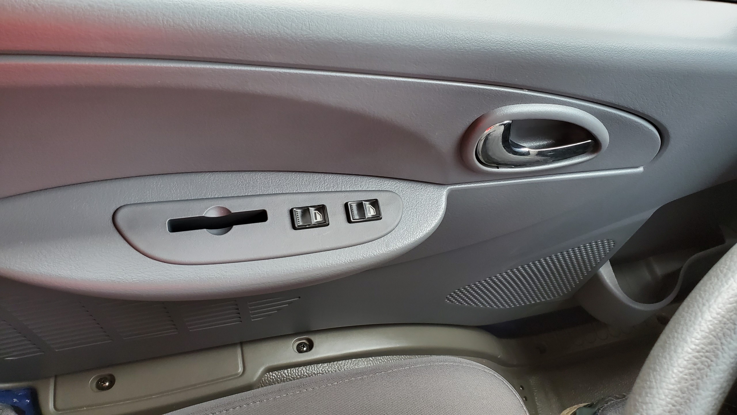 Cửa kính điện và tay mở cửa mạ crom trên xe Nissan K6
