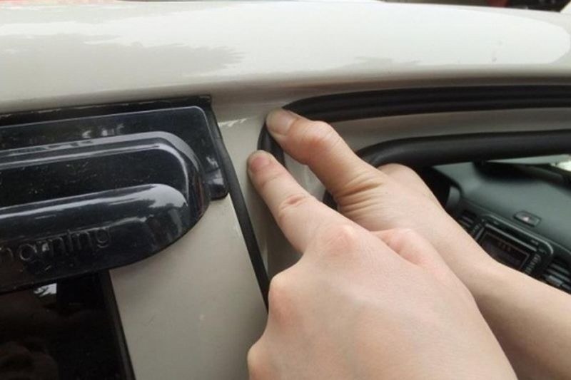 Bảo dưỡng bản lề và chốt khóa giúp cửa xe ô tô đóng mở êm ái hơn.