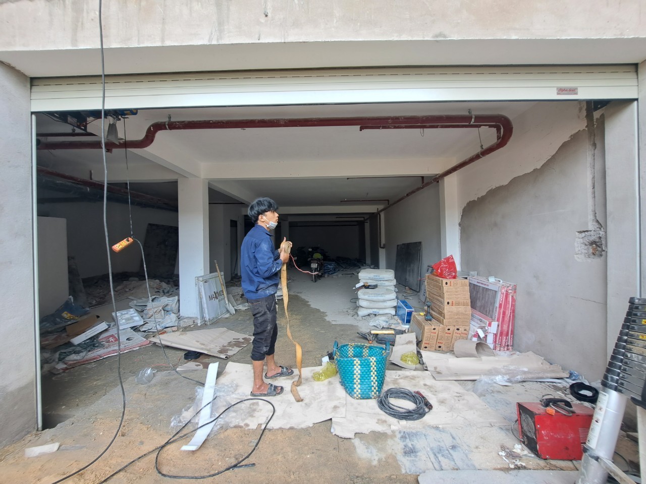 Cửa cuốn hầm xe ô tô với nan lá hợp kim nhôm, tăng cường tính thông thoáng và an ninh cho khu vực đỗ xe.