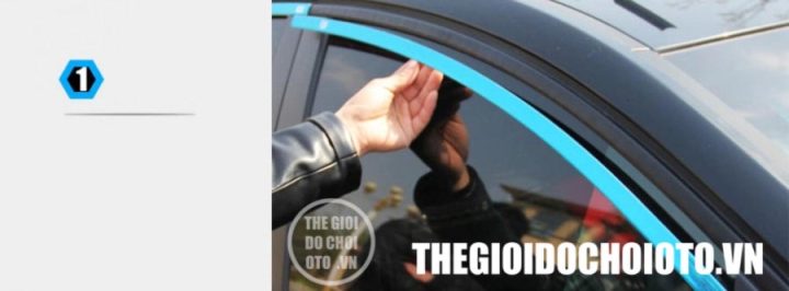 Bước đầu tiên khi lắp đặt nẹp inox xe ô tô là đo và cắt các đoạn nẹp theo chiều dài vị trí cần dán để đảm bảo vừa vặn.