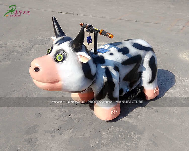 Hình ảnh xe ô tô con điện hình bò sữa dễ thương, một thiết kế độc đáo cho dòng xe đồ chơi.