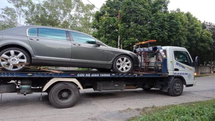 Xe cứu hộ đang kéo một chiếc ô tô con gặp sự cố trên đường tại Cần Thơ
