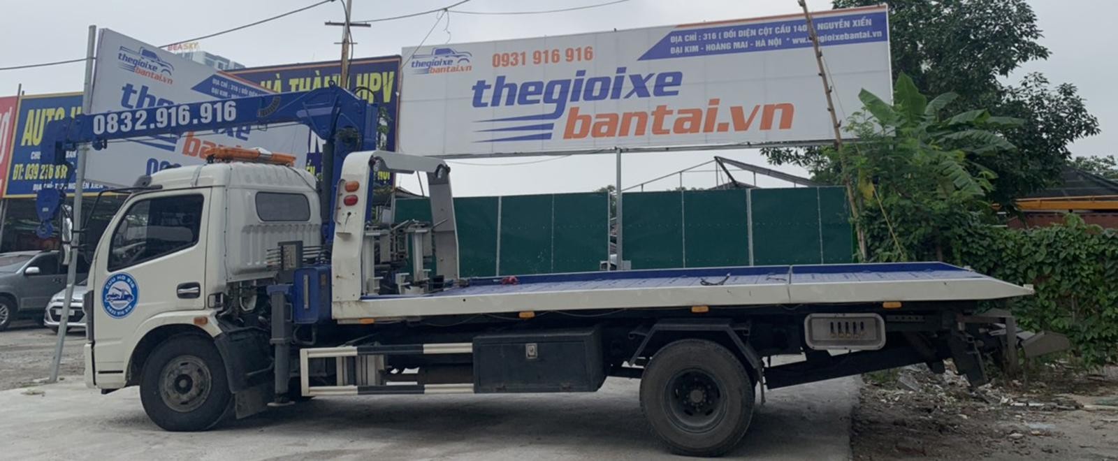 Xe cứu hộ giao thông Hà Nội chuyên nghiệp, đội ngũ kỹ thuật viên đang hỗ trợ khách hàng