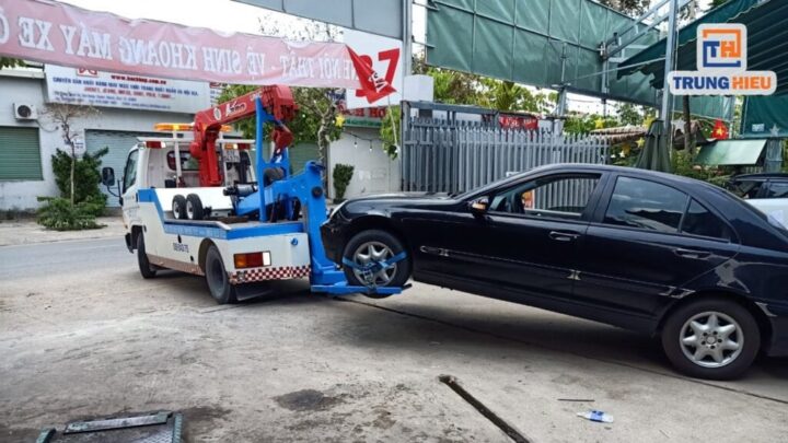 Xe ô tô đang được cứu hộ khẩn cấp tại Quận 2 bởi dịch vụ chuyên nghiệp
