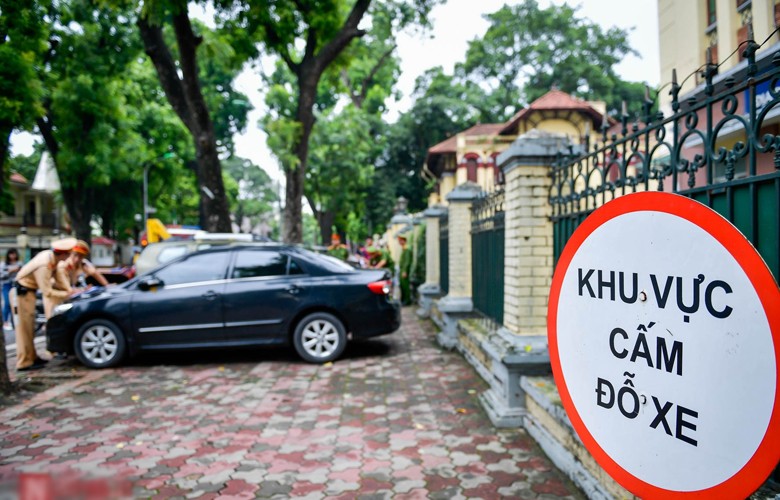 Không đỗ xe ô tô tại nơi có biển báo cấm đỗ