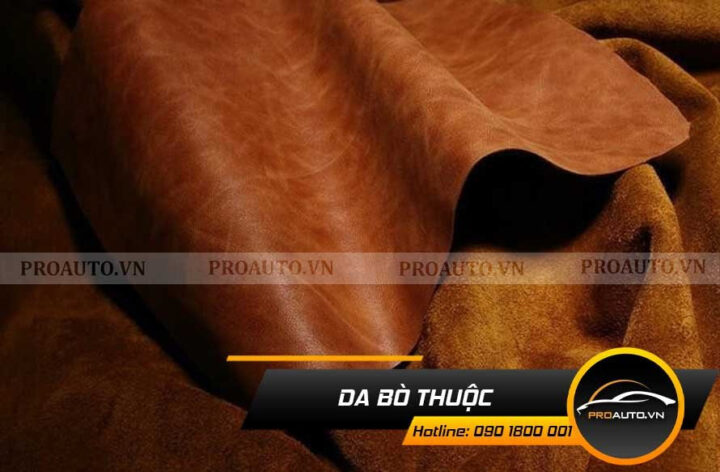 Ghế da bò thuộc màu nâu được bọc hoàn chỉnh trên xe ô tô, thể hiện đẳng cấp của các mẫu ghế da xe ô tô tự nhiên