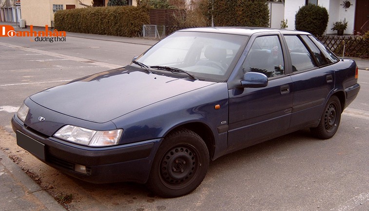 Một chiếc Daewoo Espero đời cũ vẫn còn xuất hiện trên đường phố, minh chứng cho các dòng xe ô tô thông dụng một thời