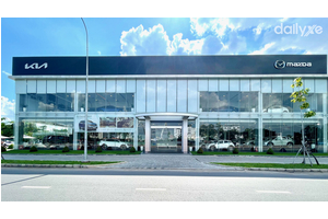 Mặt tiền đại lý xe ô tô Mazda Phú Mỹ Hưng tại TP.HCM với logo thương hiệu nổi bật.