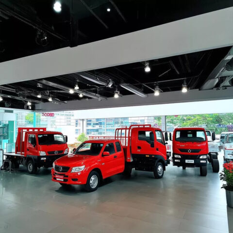Hình ảnh đại lý xe ô tô hiện đại, nơi trưng bày nhiều mẫu xe khác nhau