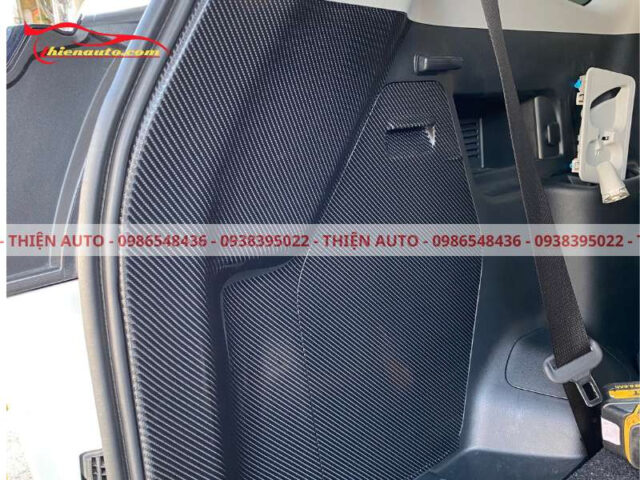 Thành cốp sau xe ô tô đã được dán carbon hoàn thiện, mang lại vẻ đẹp sang trọng và bảo vệ