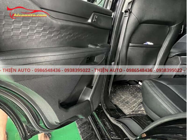 Dán carbon nội thất xe ô tô tại vị trí bên trong cánh cửa xe Ford Everest, tăng cường bảo vệ