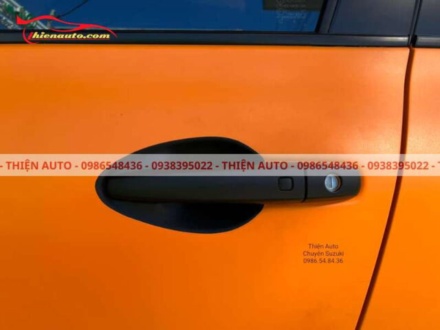 Dịch vụ dán carbon xe ô tô cho chi tiết ốp và hõm cửa của xe Suzuki Swift