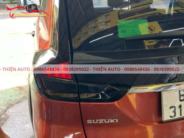Dán carbon xe ô tô với decal màu khói cho cụm đèn hậu của xe Suzuki XL7, tạo vẻ mạnh mẽ