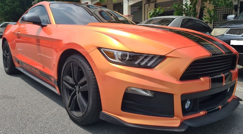 xe Ford Mustang sau khi dán decal đổi màu, minh họa việc cần tuân thủ quy định pháp luật để tránh bị phạt khi dán decal xe ô tô.