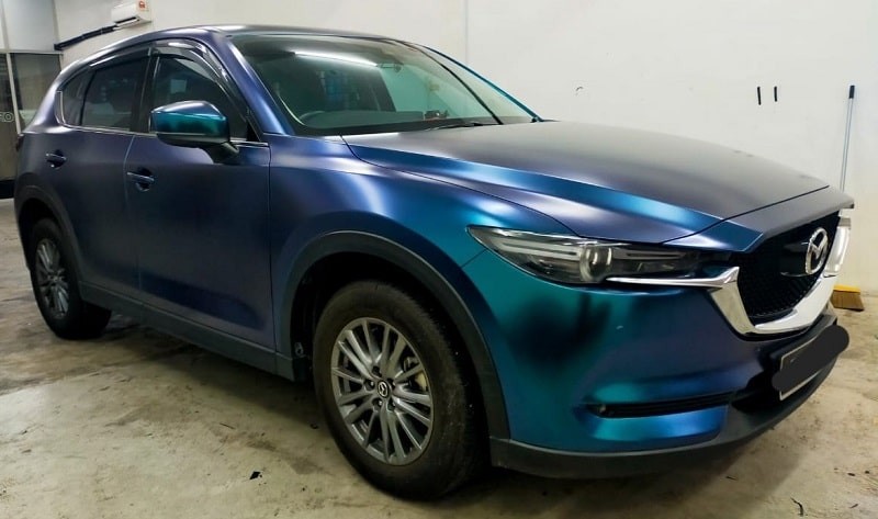 hình ảnh xe Mazda được dán decal đổi màu, minh họa những lưu ý quan trọng khi dán decal đổi màu xe ô tô để đảm bảo tính pháp lý và thẩm mỹ.